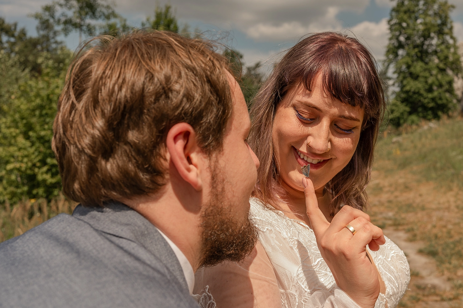 Naturalna-rustykalna-sesja-ślubna-na-łące