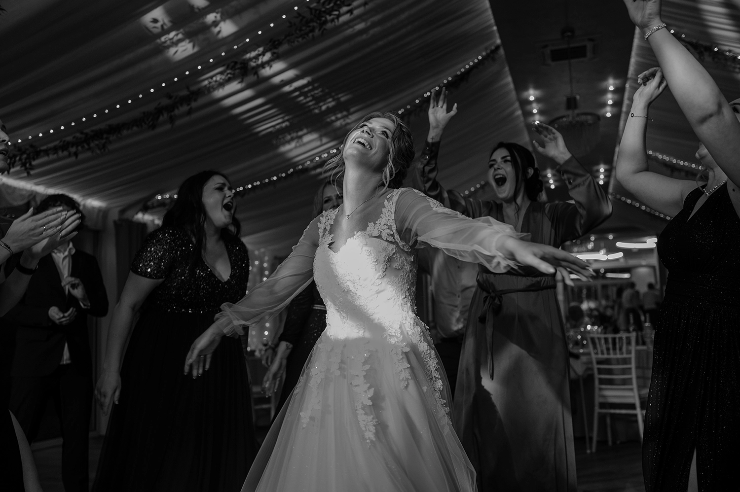 Panna-młoda-na-parkiecie-fotografia-ślubna-śląsk