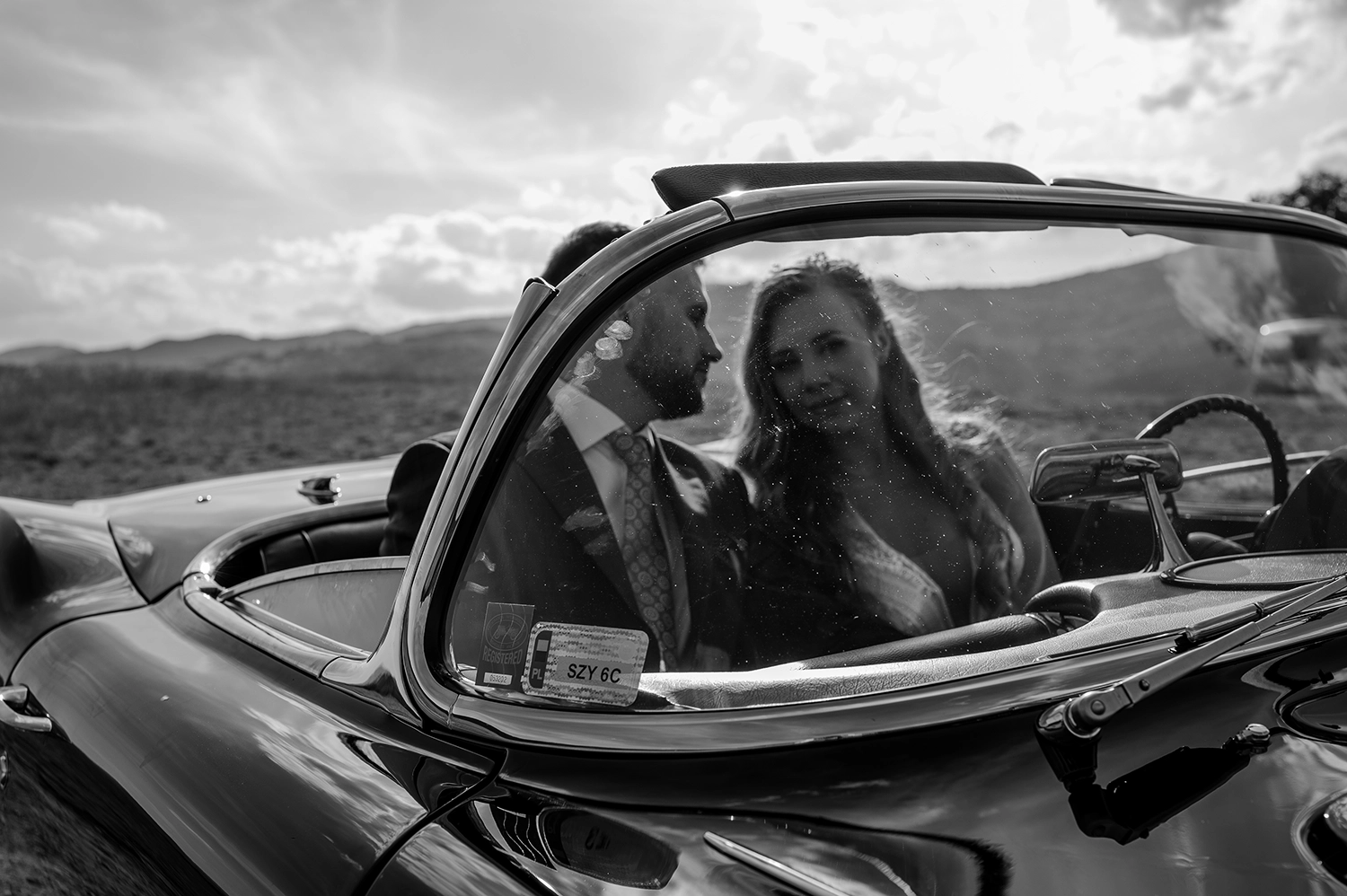 Sesja-ślubna-w-plenerze-z-autem