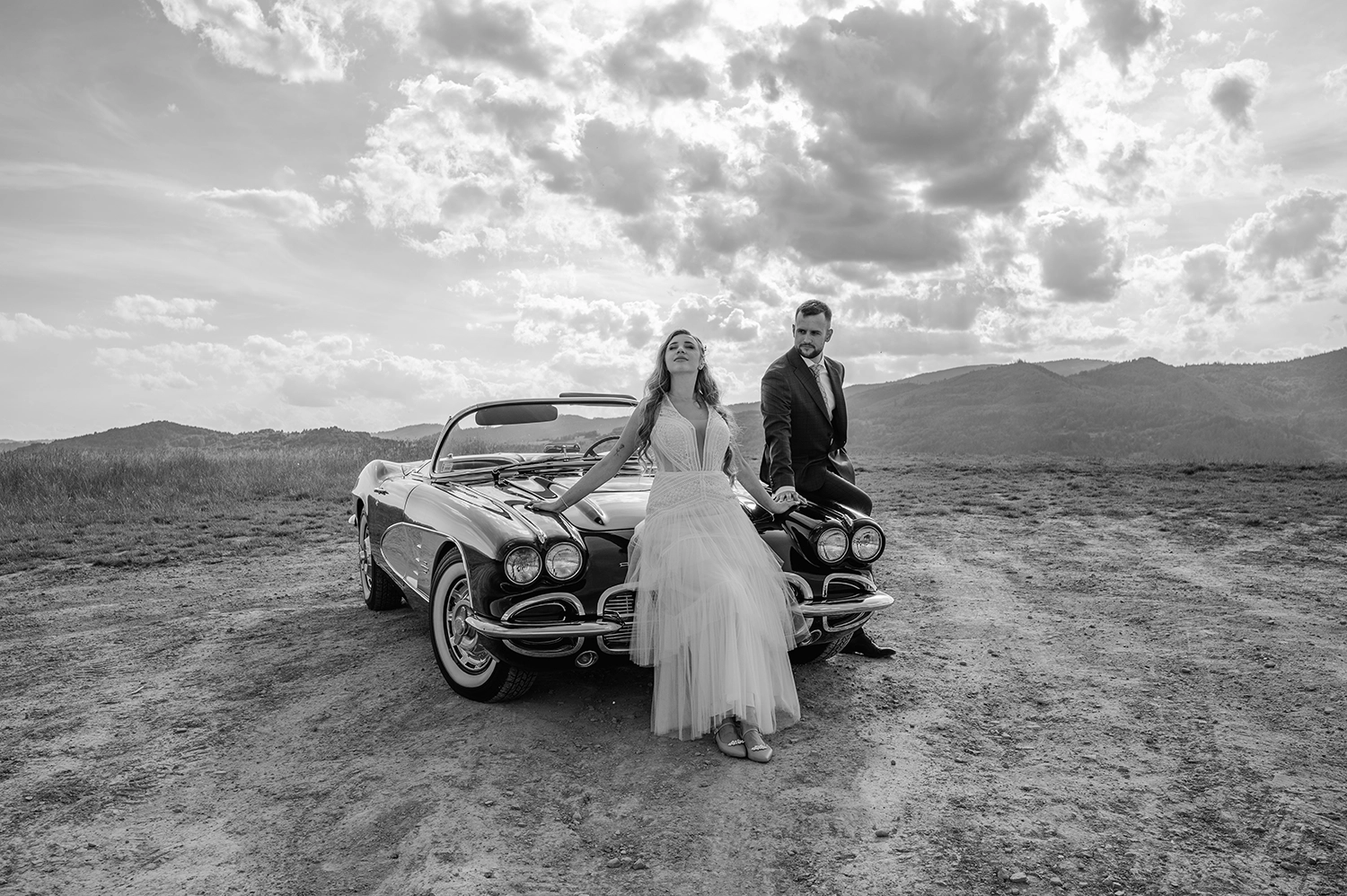 Sesja-ślubna-z-autem-w-górach