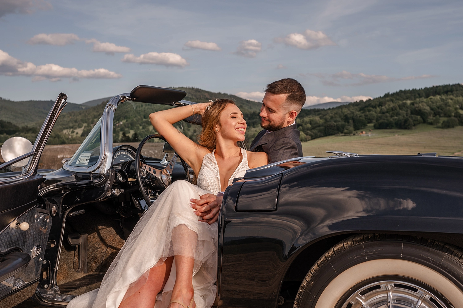 Zdjęcia-ślubne-z-autem-sesja-plenerowa-auto